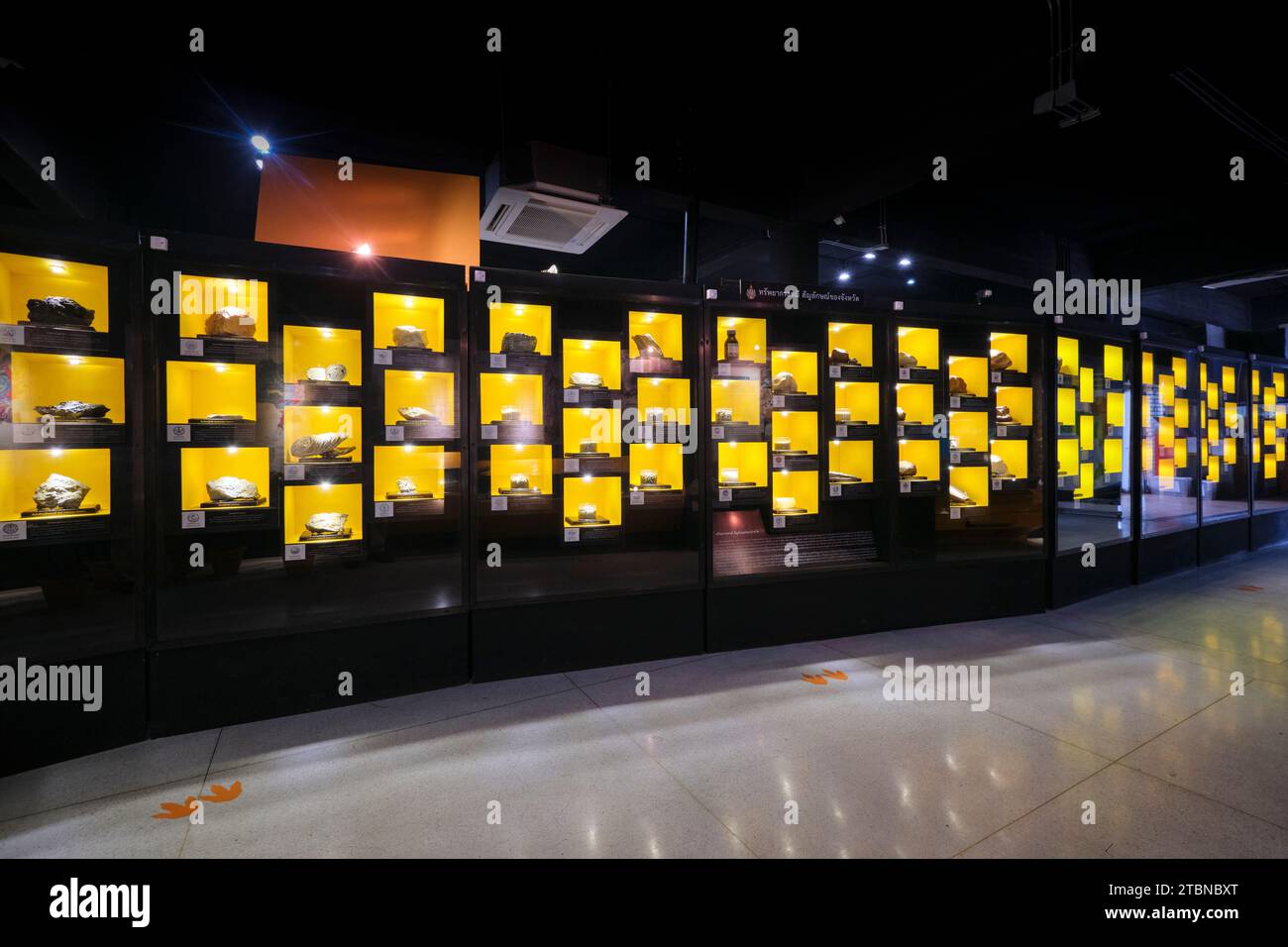 Eine Wand aus Koffern, jeder mit einem Stein, Mineralien. Im Rock and Mineral Museum in Bangkok, Thailand. Stockfoto