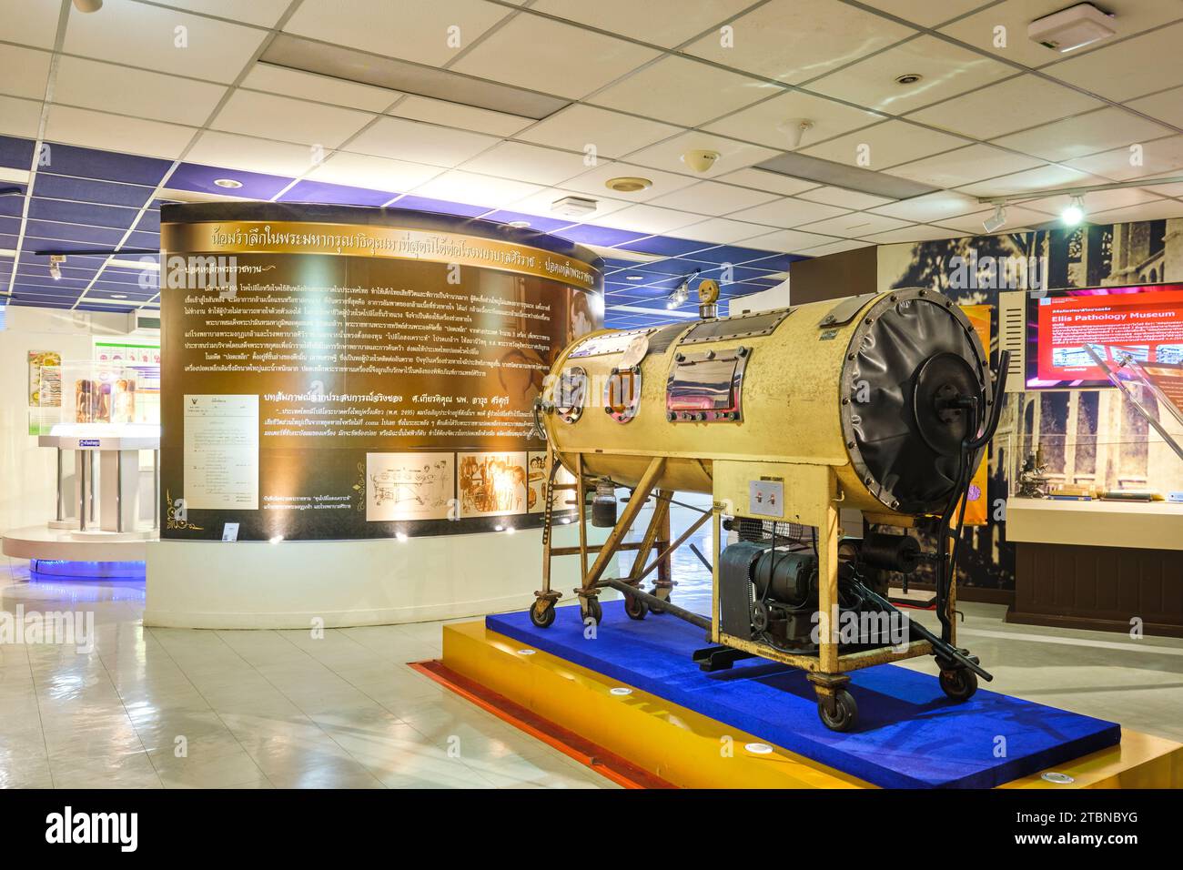 Ein Raum mit einer alten, echten eisernen Lungenmaschine, die für Atemhilfe für Polio-Opfer und Patienten genutzt wird. Im Ellis Pathological Museum, Teil o Stockfoto