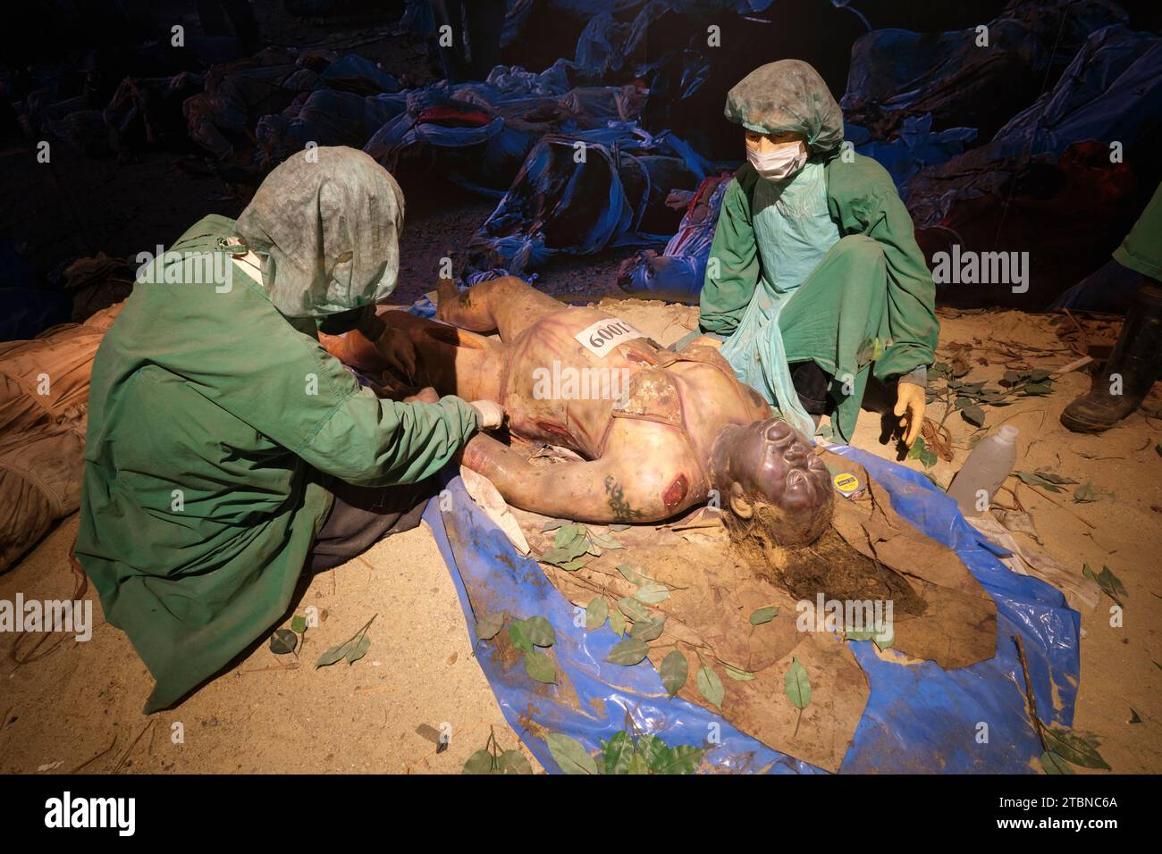 Ein Diorama, das forensisches medizinisches Personal zeigt, wie eine tote Frau in einem Bikini untersucht wird, ein Opfer des Tsunamis in Wat Bang Muang. Am Ellis Pathological Mu Stockfoto
