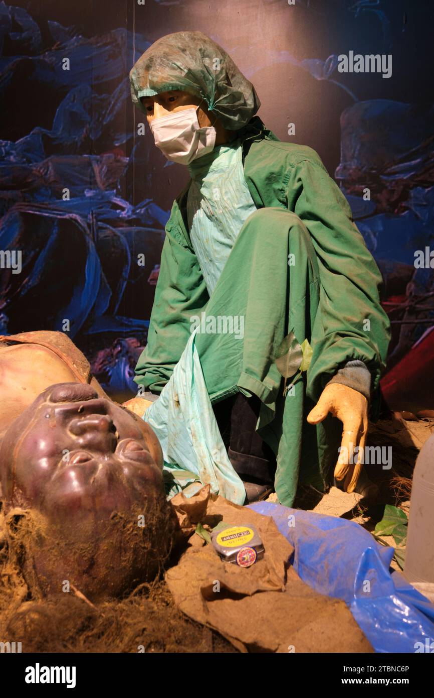 Ein Diorama, das forensisches medizinisches Personal zeigt, wie eine tote Frau in einem Bikini untersucht wird, ein Opfer des Tsunamis in Wat Bang Muang. Am Ellis Pathological Mu Stockfoto