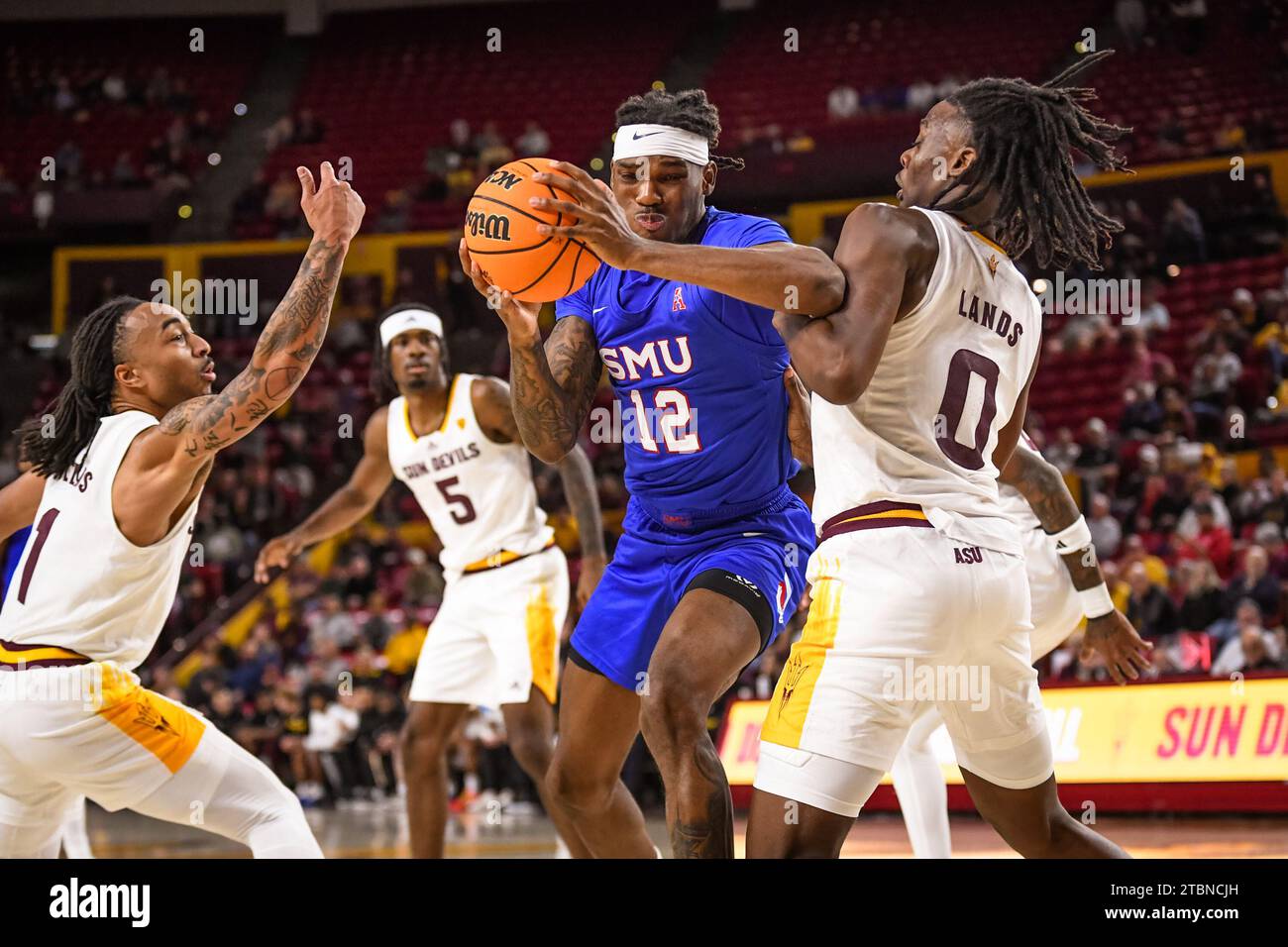 Der südwestliche Methodist Mustangs, Tyreek Smith (12), fährt in der zweiten Hälfte des NCAA-Basketballspiels gegen Arizona State in auf den Korb zu Stockfoto