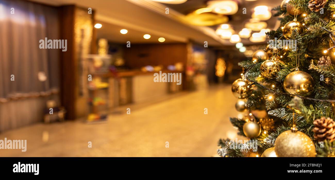 Weihnachten und Neujahr Dekorationen im Rezeptionsbereich des Hotelresorts, wunderschöne Inneneinrichtung im Wartebereich. Stockfoto