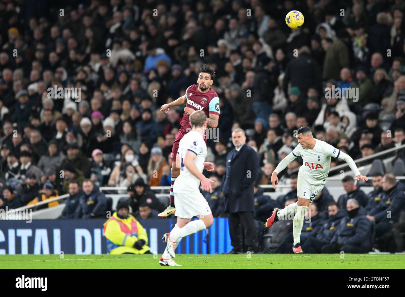 Lucas Paqueta von West Ham United steigt am 7. Dezember 2023 im Tottenham Hotspur Stadium in London auf und führt den Ball an. Foto von Phil Hutchinson. Nur redaktionelle Verwendung, Lizenz für kommerzielle Nutzung erforderlich. Keine Verwendung bei Wetten, Spielen oder Publikationen eines einzelnen Clubs/einer Liga/eines Spielers. Quelle: UK Sports Pics Ltd/Alamy Live News Stockfoto