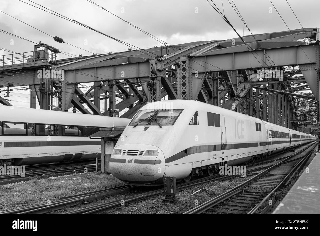 Köln (Köln), Deutschland - 11. Juni 2022: Blick auf die Hohenzollernbrücke und die ICE-Hochgeschwindigkeitszüge der Deutschen Bahn in Nordrhein-Westfalen Stockfoto