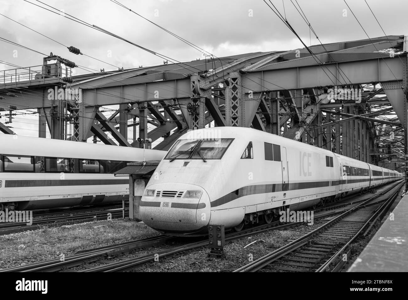 Köln (Köln), Deutschland - 11. Juni 2022: Blick auf die Hohenzollernbrücke und die ICE-Hochgeschwindigkeitszüge der Deutschen Bahn in Nordrhein-Westfalen Stockfoto