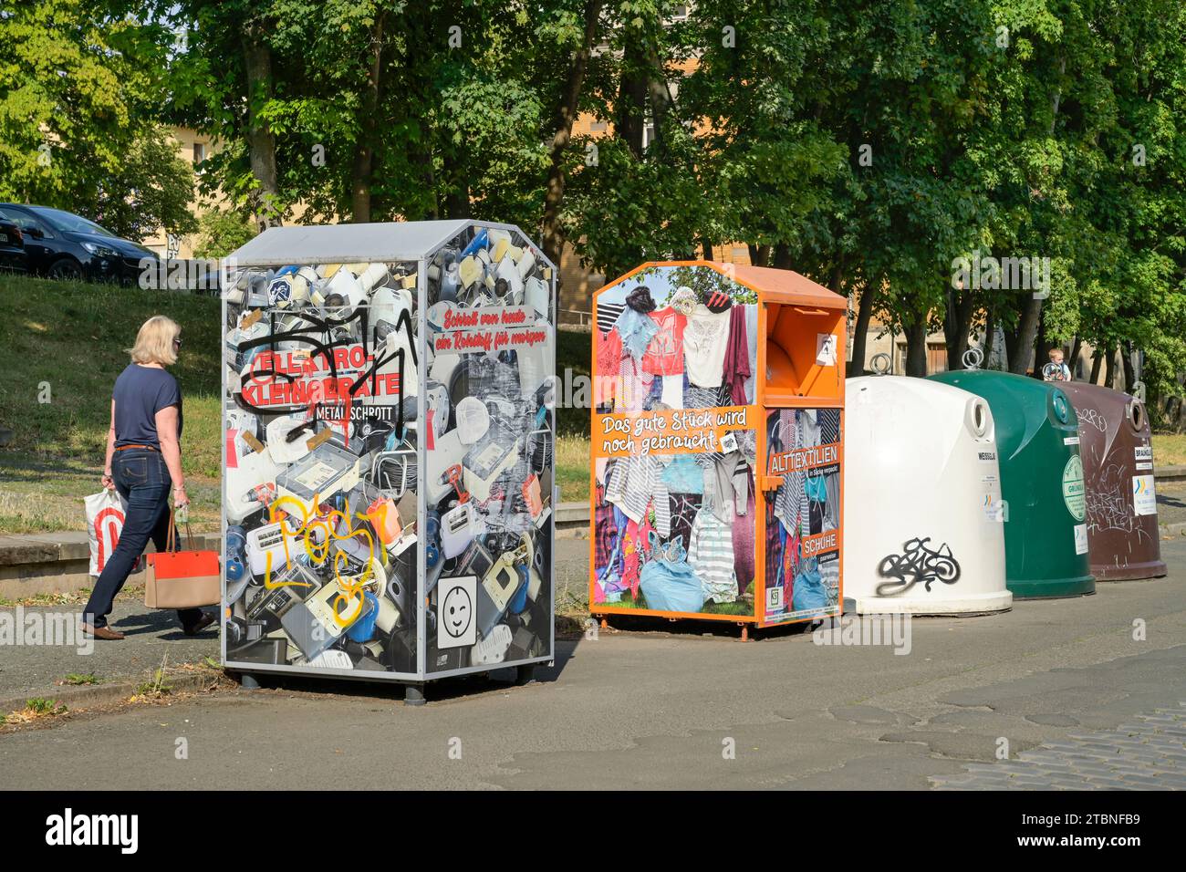 Container für Altkleidung, Elektrokleingeräte, Altglas, Jena, Thüringen, Deutschland Stockfoto