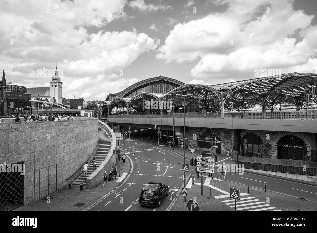 Köln (Köln), Deutschland - 11. Juni 2022: Blick auf den Kölner Hauptbahnhof in Nordrhein-Westfalen. Schwarzweiß-Fotografie. Stockfoto
