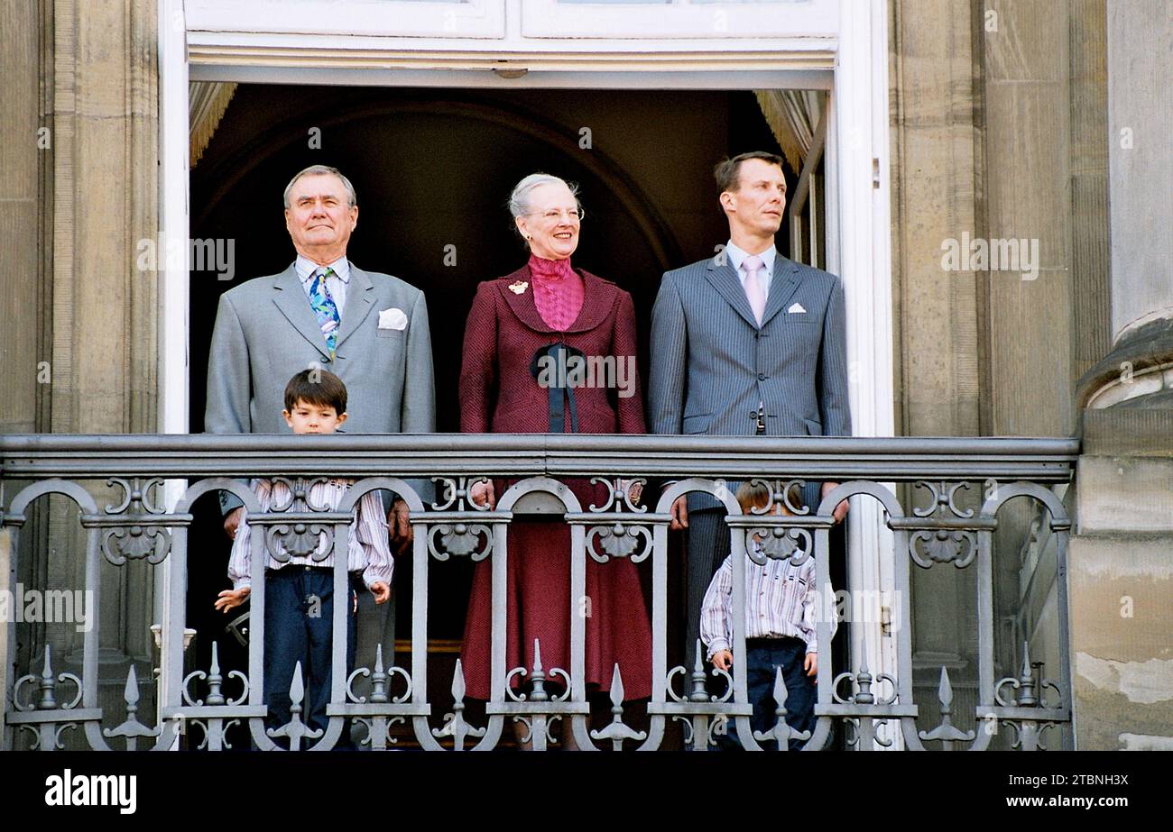 Kopenhagen.Dänemark 16. April 2004 Roayl Familie auf dem Balkon des Palastes Amalaienborg heute H.M.die Königin 65 Jahre Geburtstag Königin Margrethe II. von Denmrk mit ihrer Familie und großen Arten (Foto: Francis Joseph Dean/Deanpictures) Stockfoto