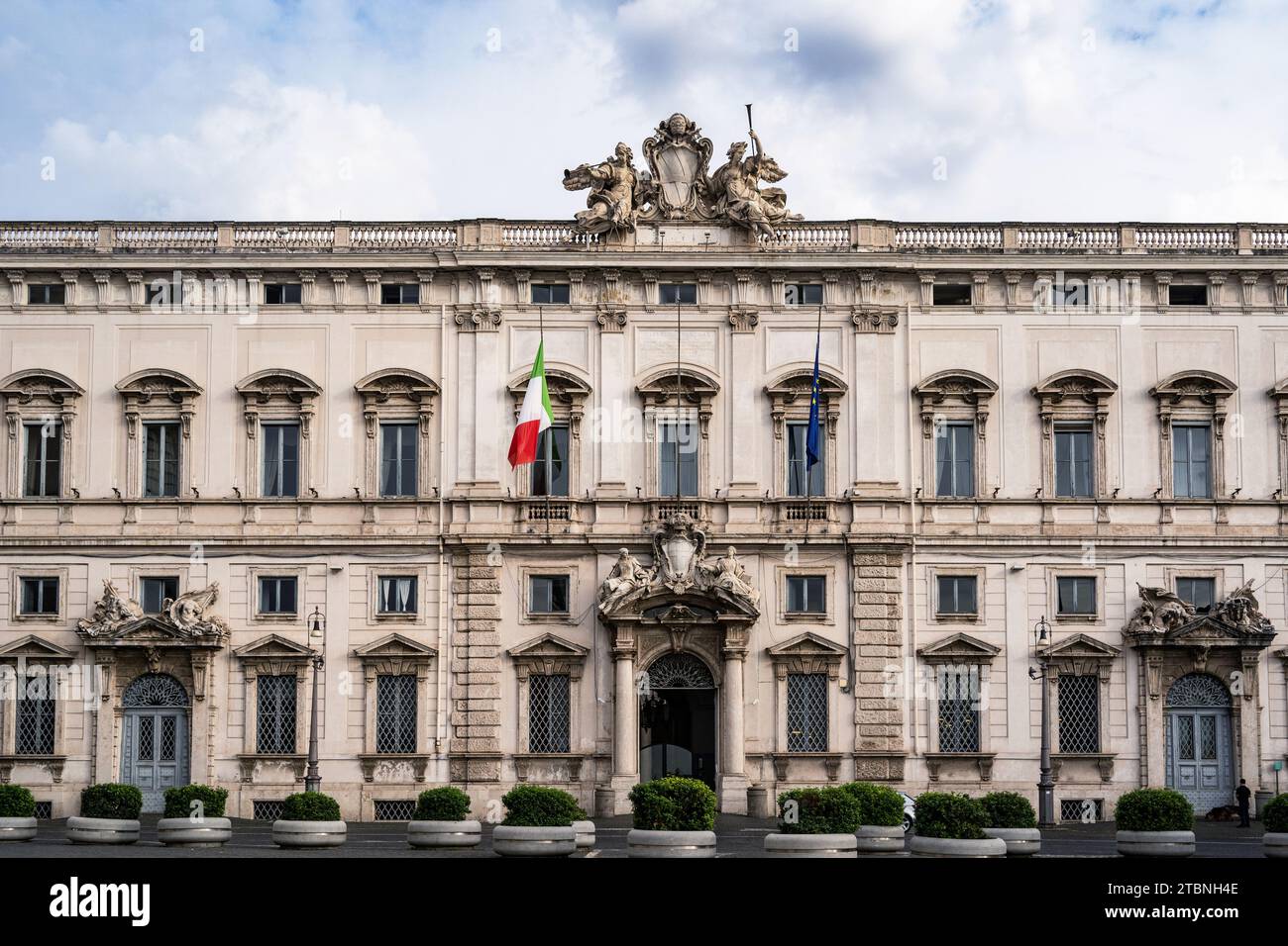 Das Gebäude heißt Palazzo della Consulta im Zentrum von Rom am sonnigen Tag auf blauem Himmel Hintergrund Stockfoto