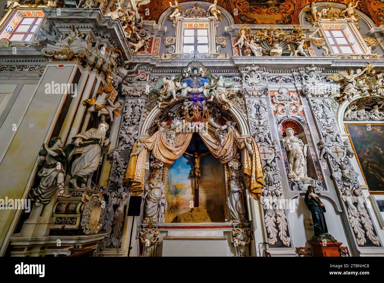 Cappella del Santissimo Crocifisso (Kapelle des Heiligen Kreuzes) in der prächtigen Barockkirche San Francesco d’Assisi in Mazara del Vallo - Sizilien, Italien Stockfoto