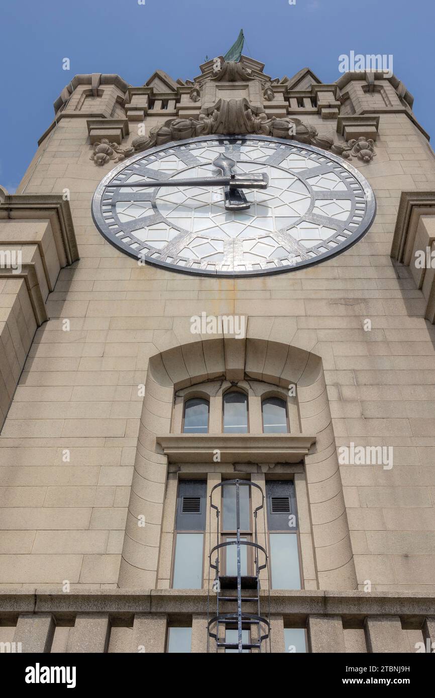 Liverpool, vereinigtes Königreich Mai, 16, 2023 Blick auf das berühmte Uhrenblatt des Royal Liver Building in Liverpool, Großbritannien Stockfoto