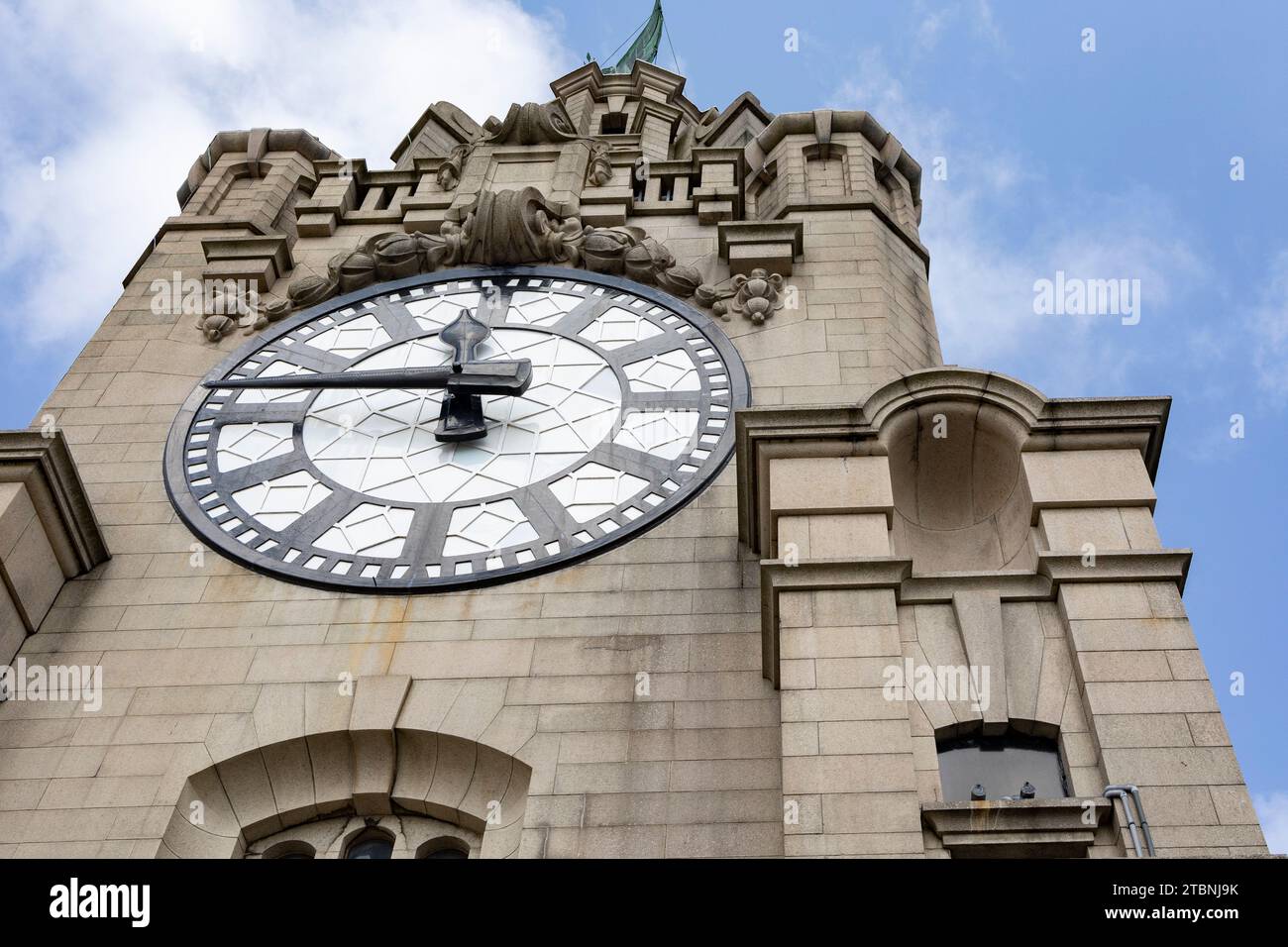 Liverpool, vereinigtes Königreich Mai, 16, 2023 Blick auf das berühmte Uhrenblatt des Royal Liver Building in Liverpool, Großbritannien Stockfoto