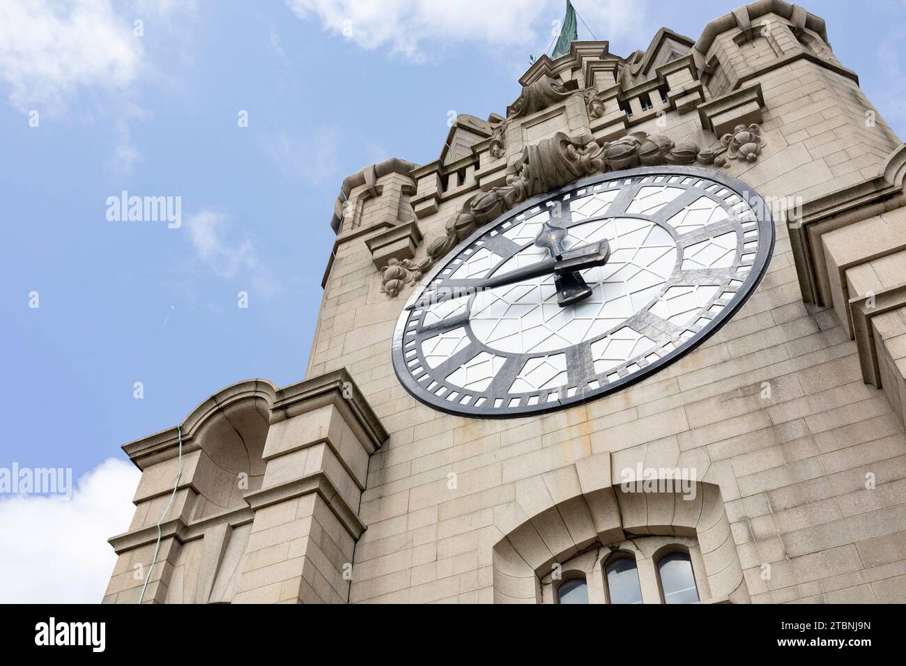Liverpool, vereinigtes Königreich Mai, 16, 2023 Blick auf das berühmte Uhrenblatt des Royal Liver Building in Liverpool, Großbritannien Stockfoto