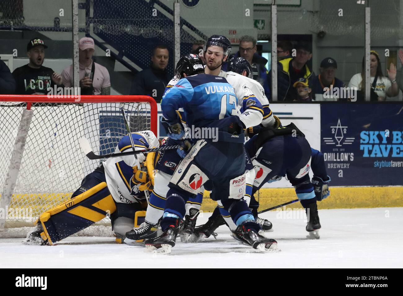 NIHL Eishockey Play-off Halbfinale zwischen Sheffield Steeldogs (blaue Shirts) und London Raiders (weiße Shirts) am 15. April 2023 Stockfoto