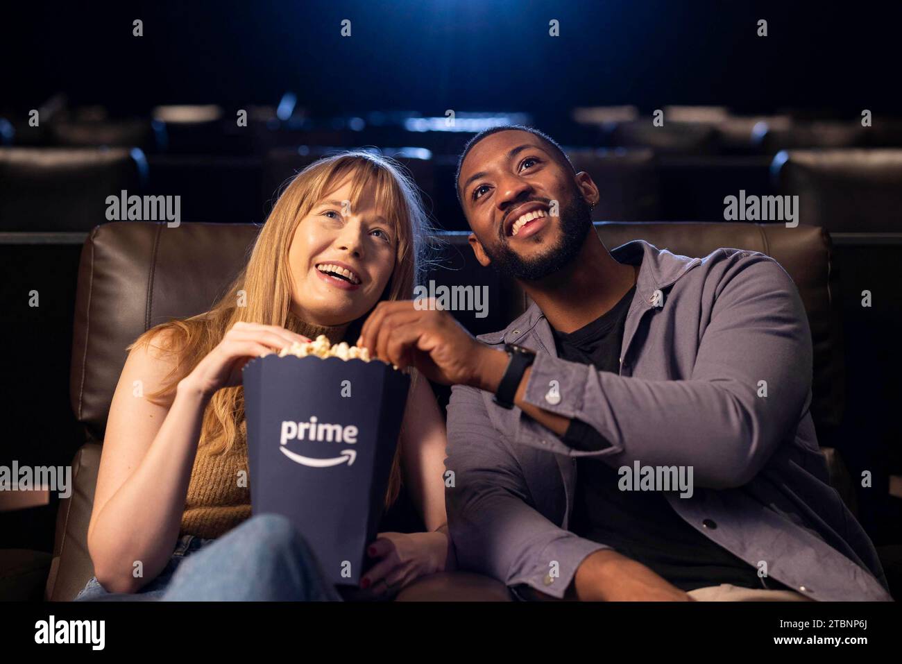 VERWENDEN SIE NUR Natasha und Naim in einem Odeon-Kino, da das Kino mit Amazon zusammenarbeitet, um Prime-Mitgliedern exklusive Angebote zu bieten. Ausgabedatum: Freitag, 8. Dezember 2023. Stockfoto