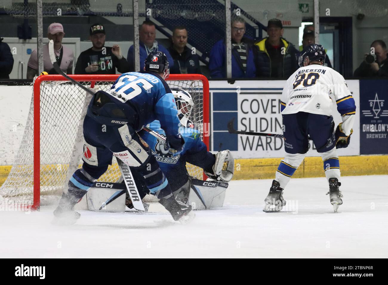NIHL Eishockey Play-off Halbfinale zwischen Sheffield Steeldogs (blaue Shirts) und London Raiders (weiße Shirts) am 15. April 2023 Stockfoto