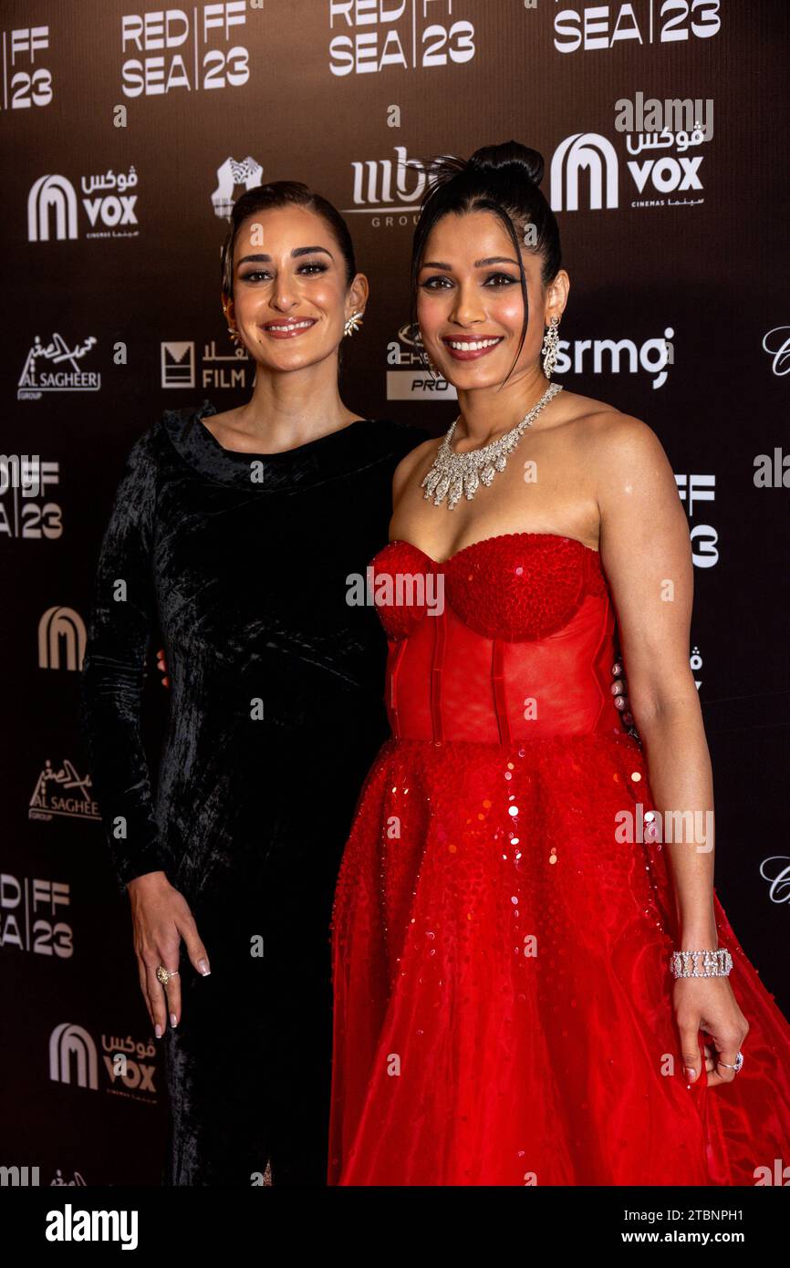 Dschidda, Saudi-Arabien. Dezember 2023. Amina Khalil und Frieda Pinto posieren nach der Abschlusszeremonie oder dem 3. Filmfestival des Roten Meeres in Dschidda, Saudi-Arabien, am 7. Dezember 2023. Foto: Balkis Press/ABACAPRESS.COM Credit: Abaca Press/Alamy Live News Stockfoto