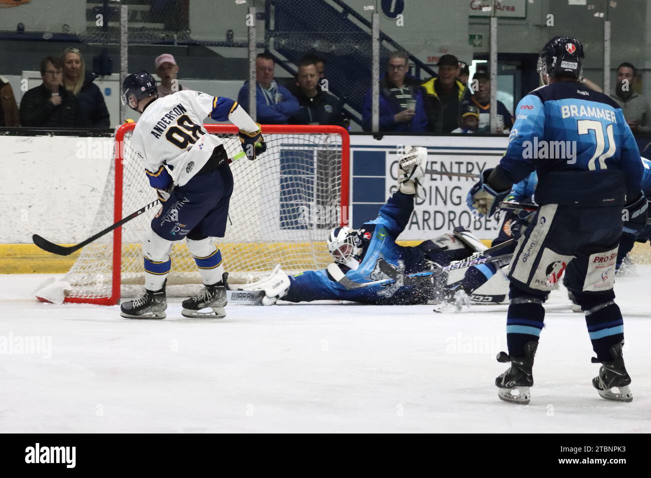 NIHL Eishockey Play-off Halbfinale zwischen Sheffield Steeldogs (blaue Shirts) und London Raiders (weiße Shirts) am 15. April 2023 Stockfoto