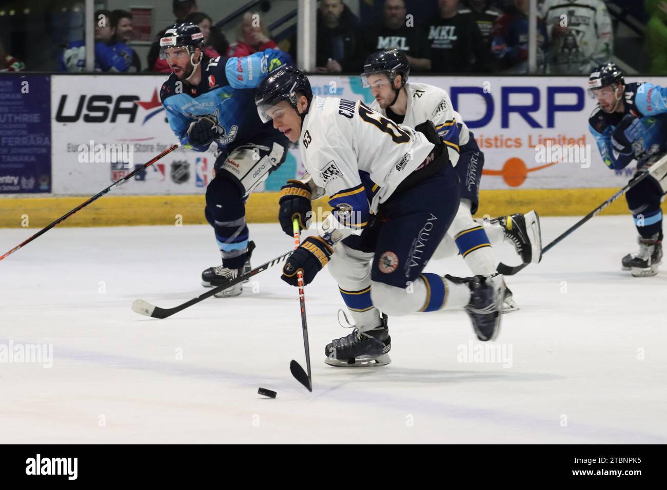 NIHL Eishockey Play-off Halbfinale zwischen Sheffield Steeldogs (blaue Shirts) und London Raiders (weiße Shirts) am 15. April 2023 Stockfoto