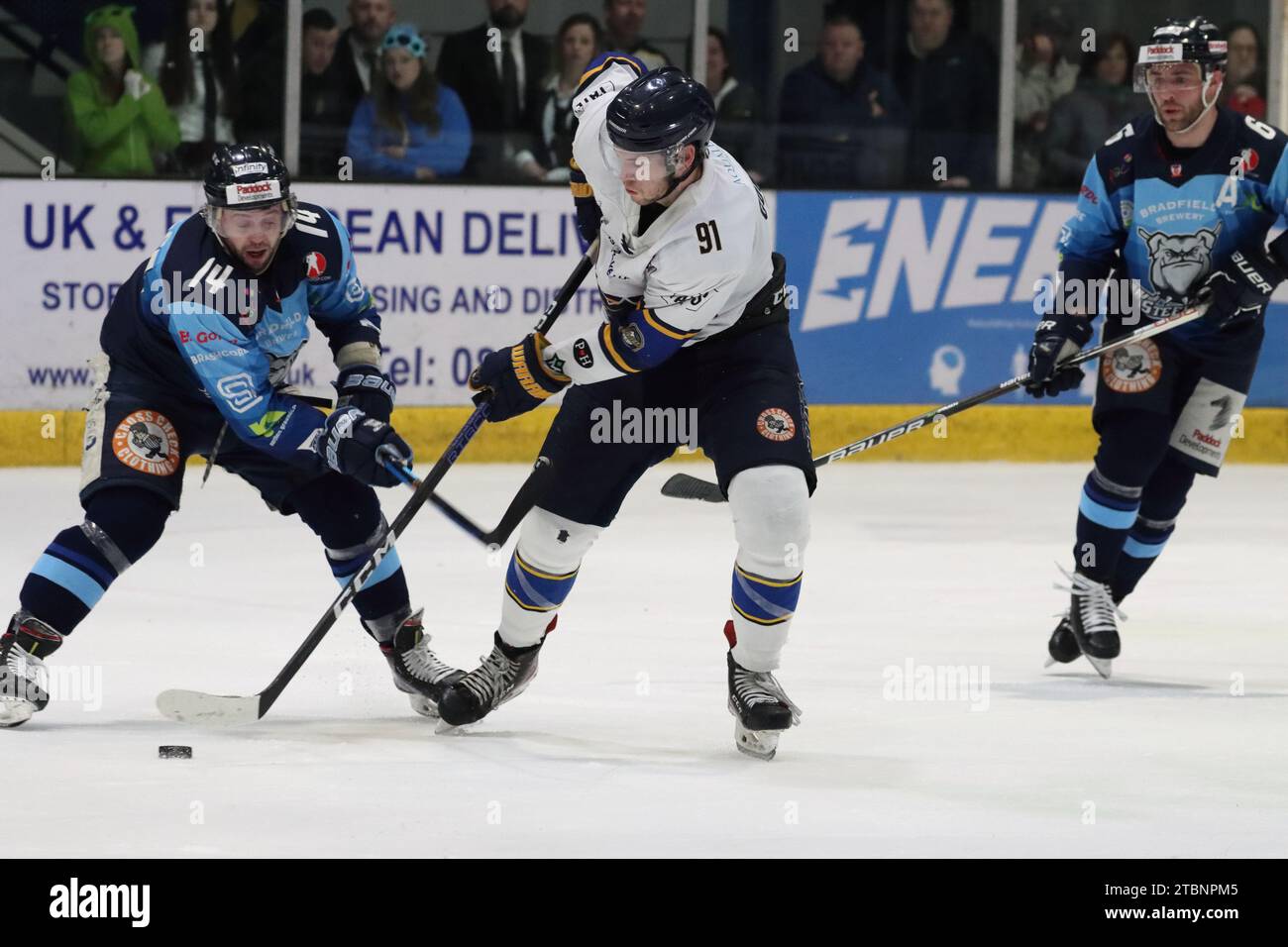 NIHL Eishockey Play-off Halbfinale zwischen Sheffield Steeldogs (blaue Shirts) und London Raiders (weiße Shirts) am 15. April 2023 Stockfoto