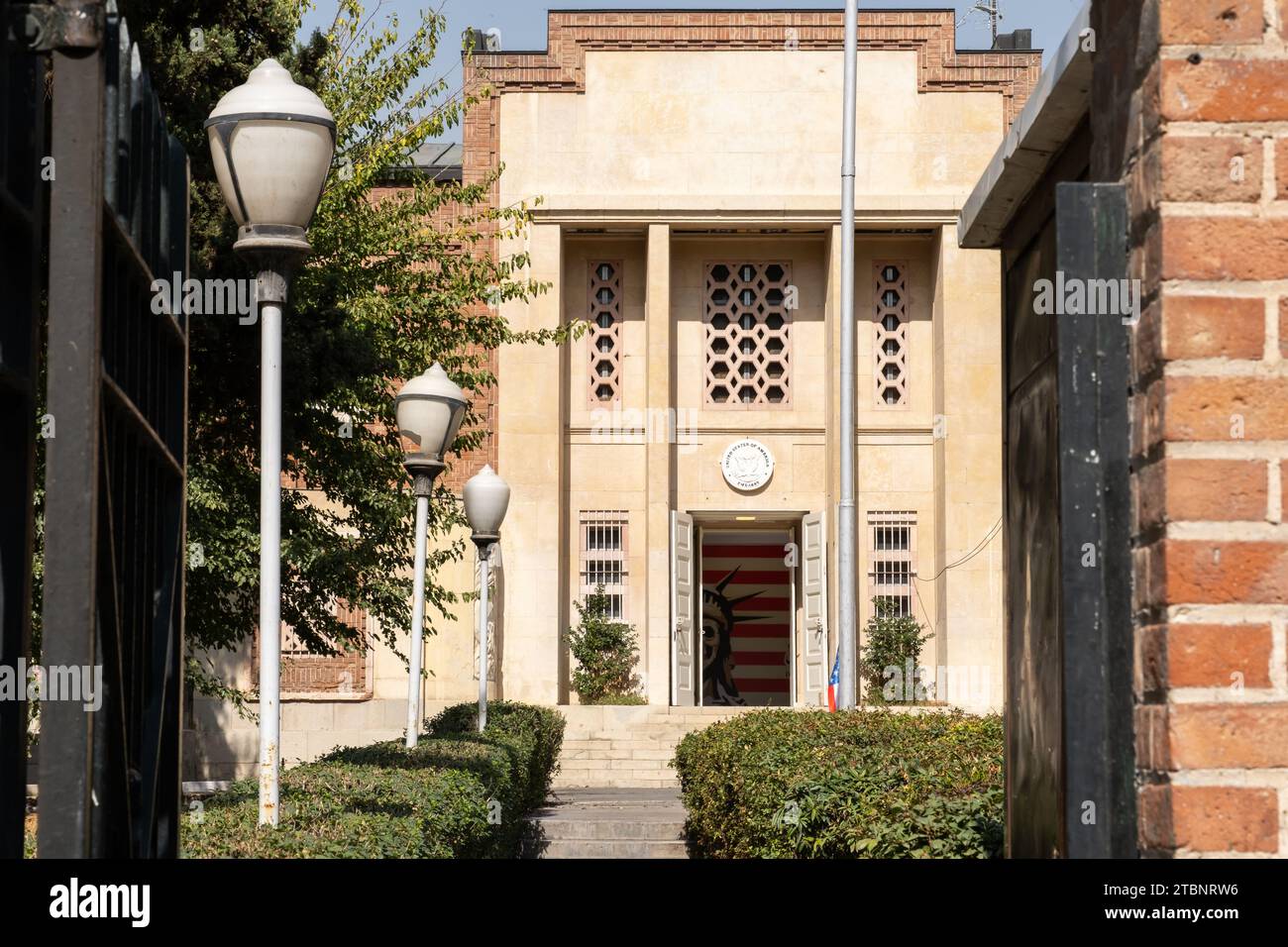 Nahaufnahme des Haupteingangs zur ehemaligen US-Botschaft in Teheran, heute bekannt als den of Spionage Museum Stockfoto