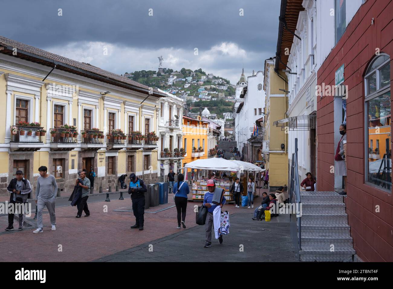 Typisch belebte Straße in Quito Stockfoto