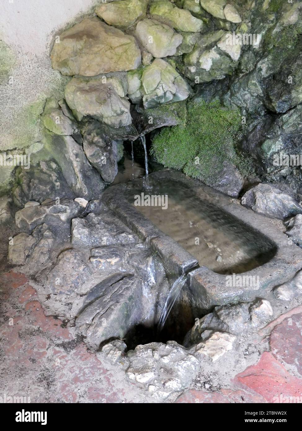 St. Gilgen, Österreich. 30. August 2023. Wunderbares Wasser, das die Götter als stark im Uhrzeigersinn drehen beschreiben, erhebt sich aus einer Quelle, die nach St. Wolfgang und um den herum eine Kapelle am Wallfahrtsweg über den Falkenstein am Wolfgangsee im Salzkammergut in Österreich errichtet wurde. Das Salzkammergut ist Kulturhauptstadt 2024. Quelle: Beate Schleep/dpa/Alamy Live News Stockfoto