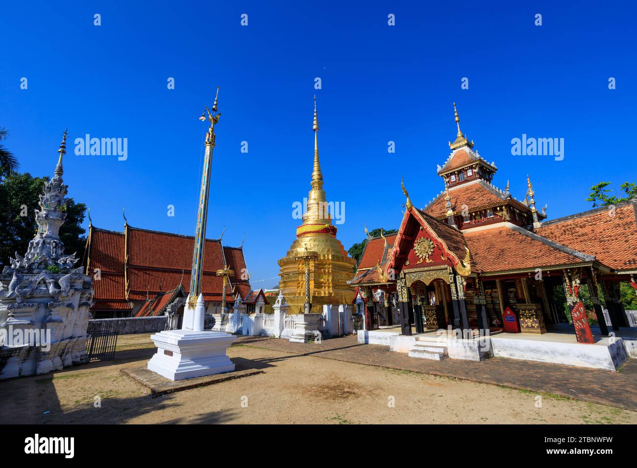 Lampang, Thailand - 3. Dezember 2023: Wat Pongsanuk Nua (auch Pong Sanuk oder Pong Sanook geschrieben), ein 500 Jahre alter Tempelplatz mit Gebäuden in einer Mischung Stockfoto