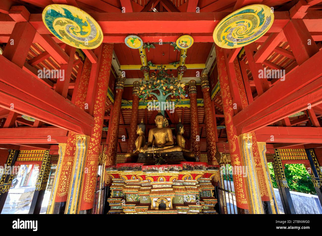 Lampang, Thailand - 3. Dezember 2023: Wat Pongsanuk Nua (auch Pong Sanuk oder Pong Sanook geschrieben), ein 500 Jahre alter Tempelplatz mit Gebäuden in einer Mischung Stockfoto