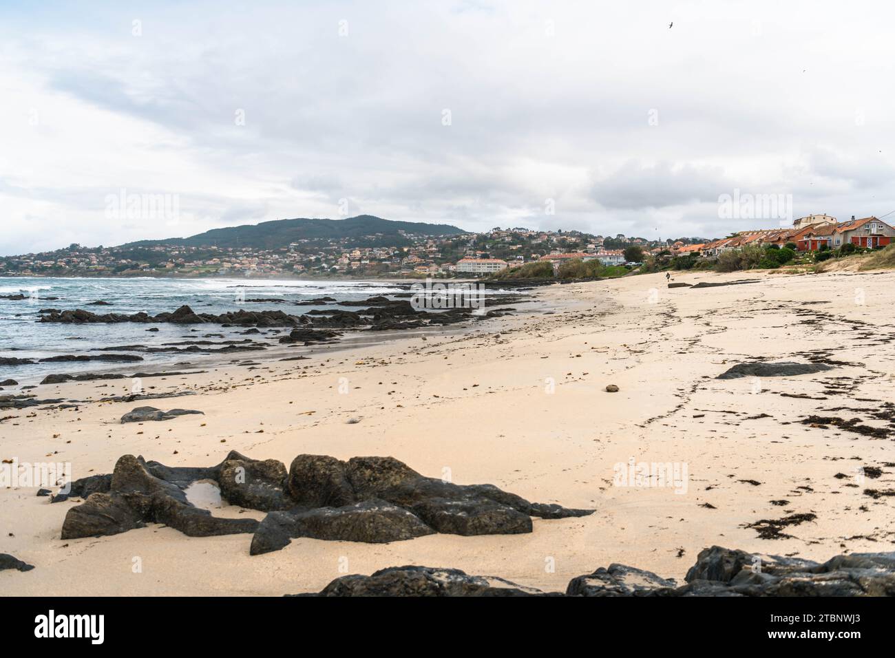 Schöner weißer Sandstrand in Galicien im Winter Stockfoto