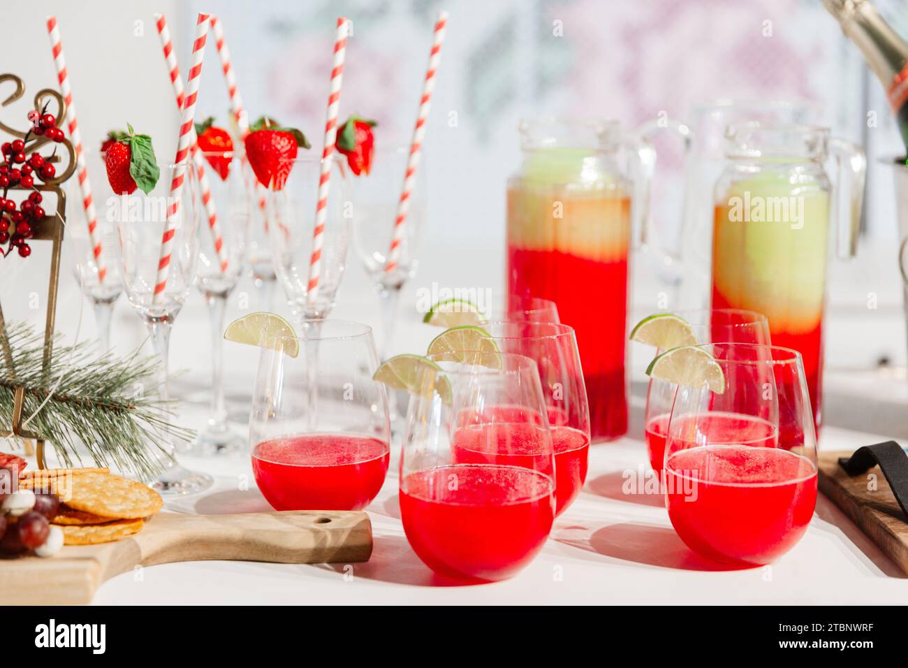 Festliche lustige Crimson Frucht Cocktail Drinks für die Feiertage Stockfoto
