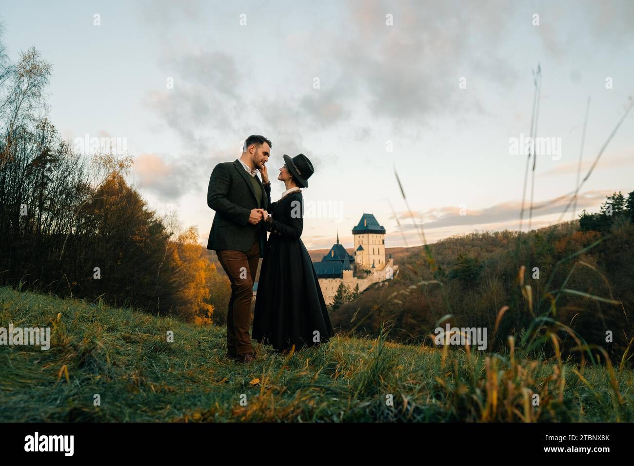 Verliebtes Paar in historischen Kostümen, Schloss Karlštejn in Tschechien Stockfoto