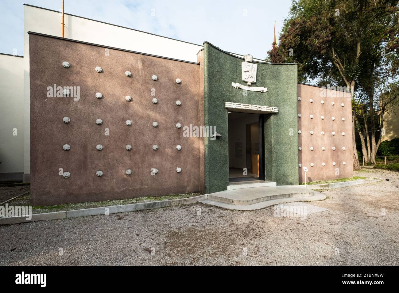 Venedig, Italien. November 2023. Ein allgemeiner Blick auf den belgischen Pavillon bei der 18. Internationalen Architekturausstellung Venedig Biennale in Giardini in Venedig, Italien. (Foto: Alberto Gardin/SOPA Images/SIPA USA) Credit: SIPA USA/Alamy Live News Stockfoto