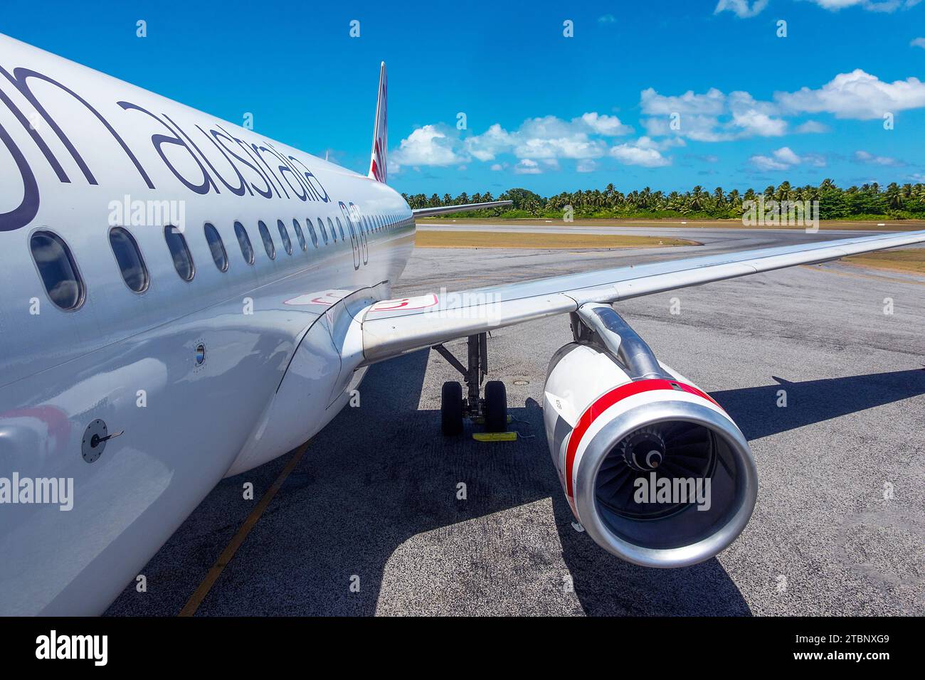 Seitenansicht eines Virgin Australia Airbus A320 auf dem Vorfeld auf den Cocos (Keeling) Islands, Australien Stockfoto