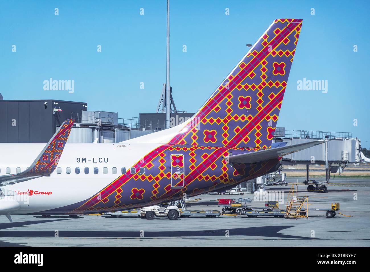 Details zum Heck einer Boeing 737-8U3(WL) von Batik Malaysia Airline am Flughafen Perth, Western Australia, Australien Stockfoto