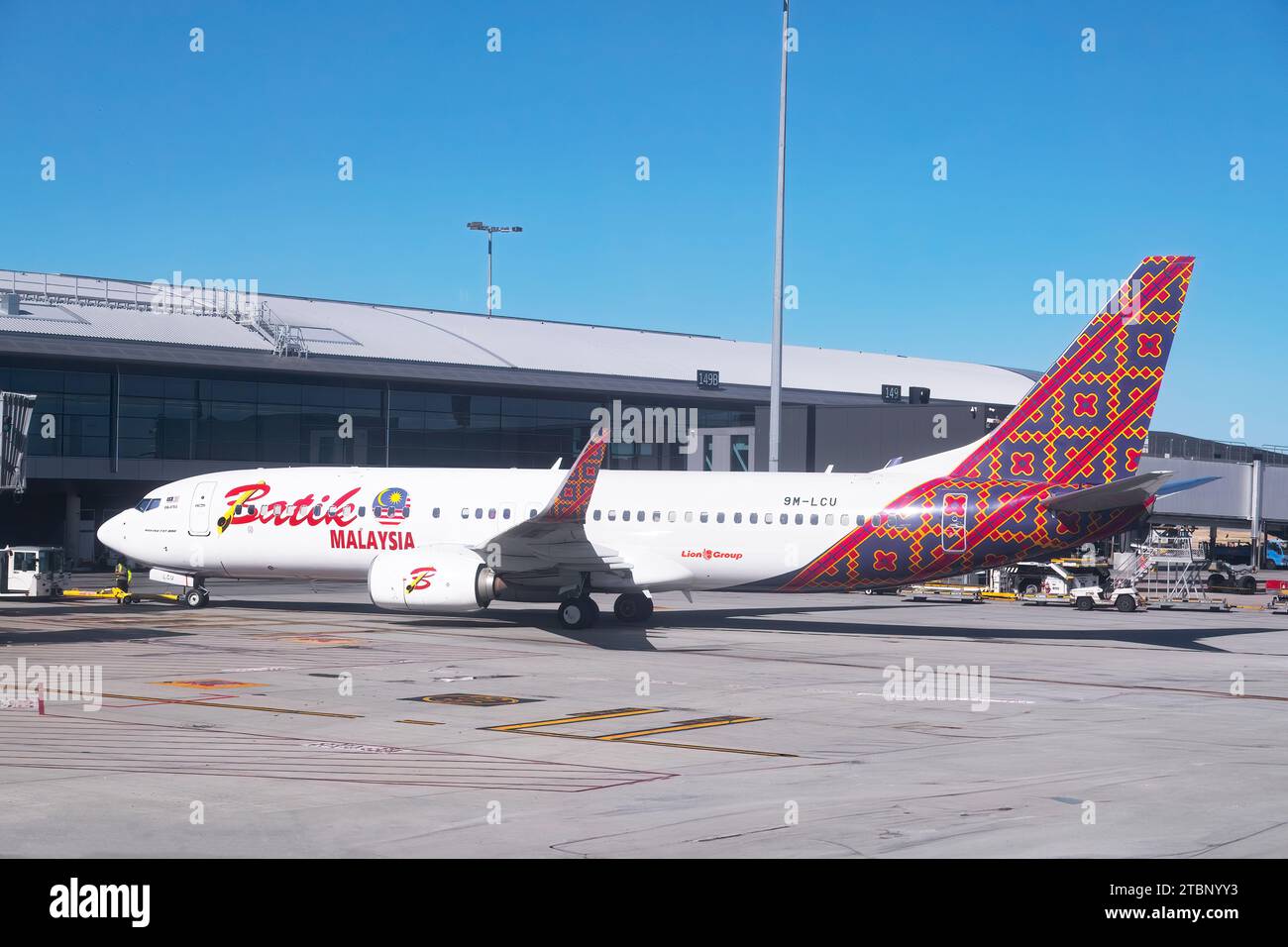 Blick auf eine Boeing 737-8U3(WL) von der Fluggesellschaft Batik Malaysia am Flughafen Perth, Western Australia, Australien Stockfoto
