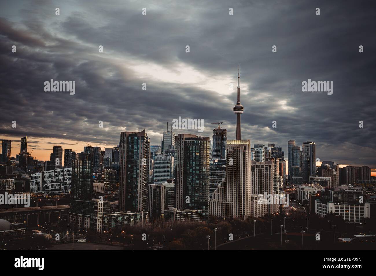 Skyline der Gebäude in Toronto, Ontario, Kanada an bewölktem Tag. Stockfoto