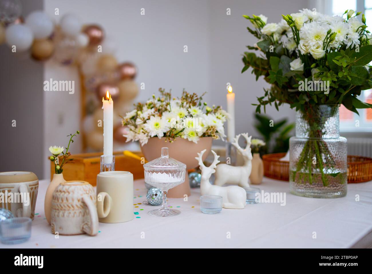 Blumenstrauß und Kerzen mit Dekoration Stockfoto
