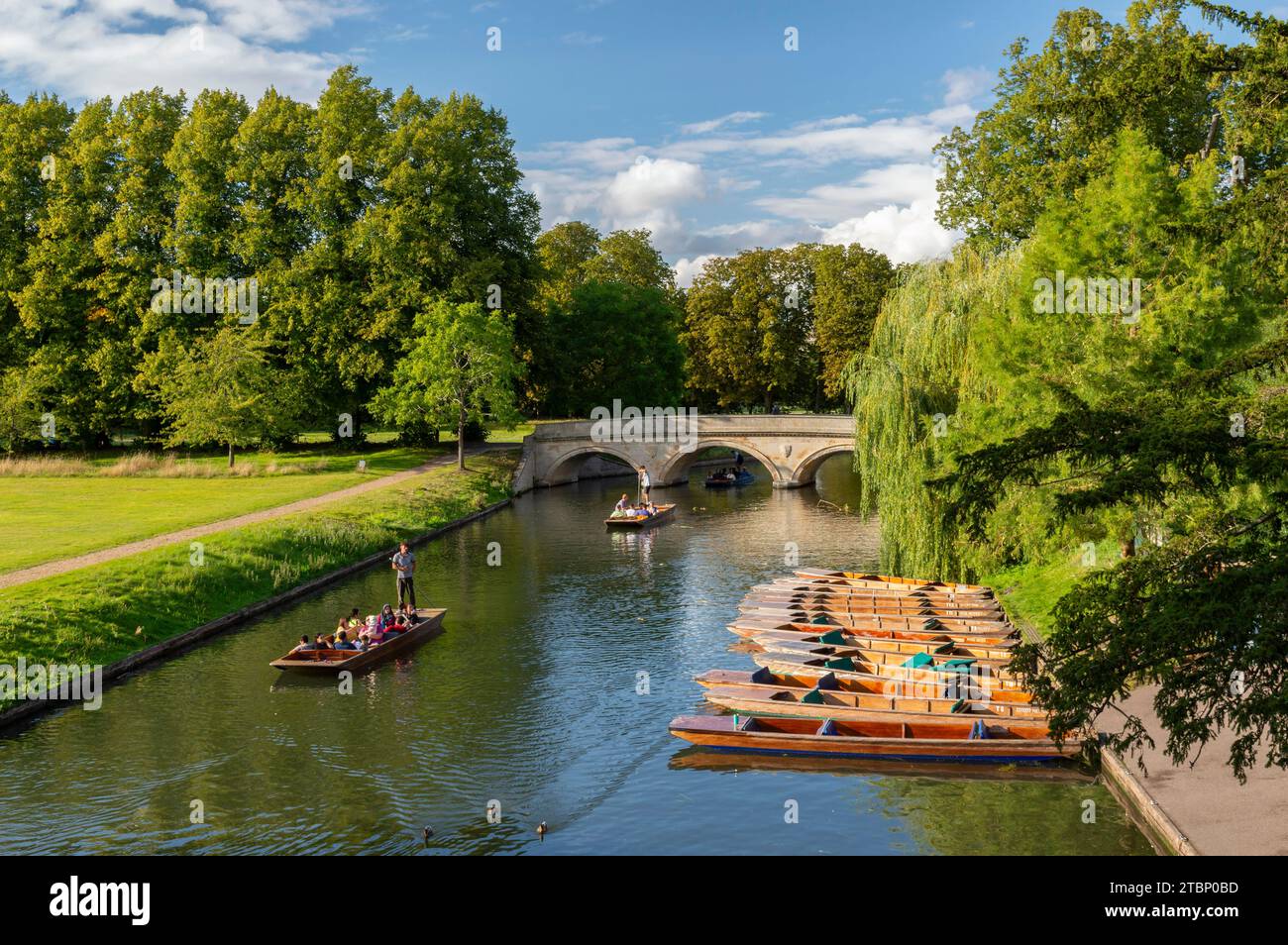 Punting auf dem Fluss Cam in der Universitätsstadt Cambridge, Cambridgeshire, England. Herbst (September) 2023. Stockfoto