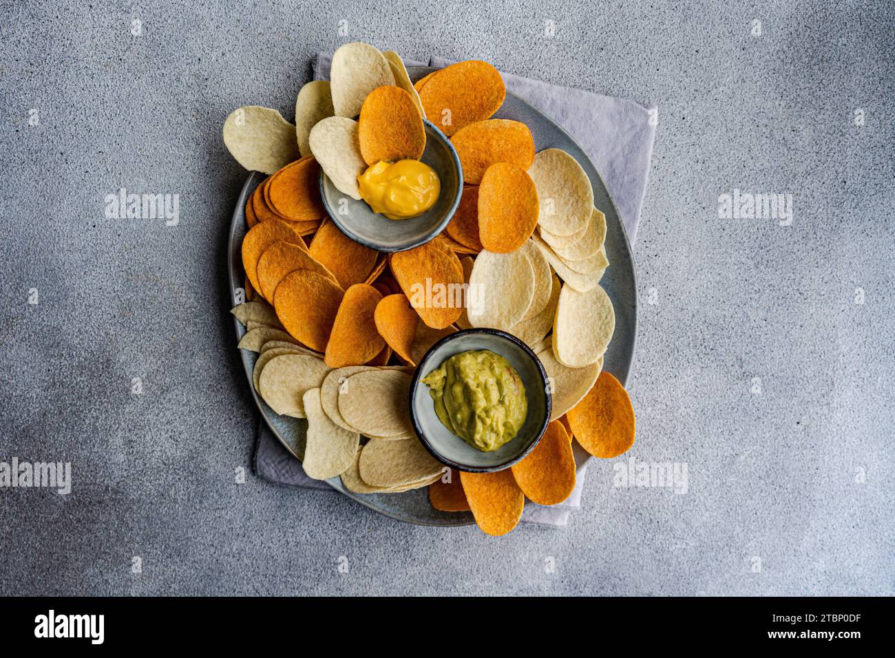 Leckere Kartoffelchips mit Saucen Stockfoto