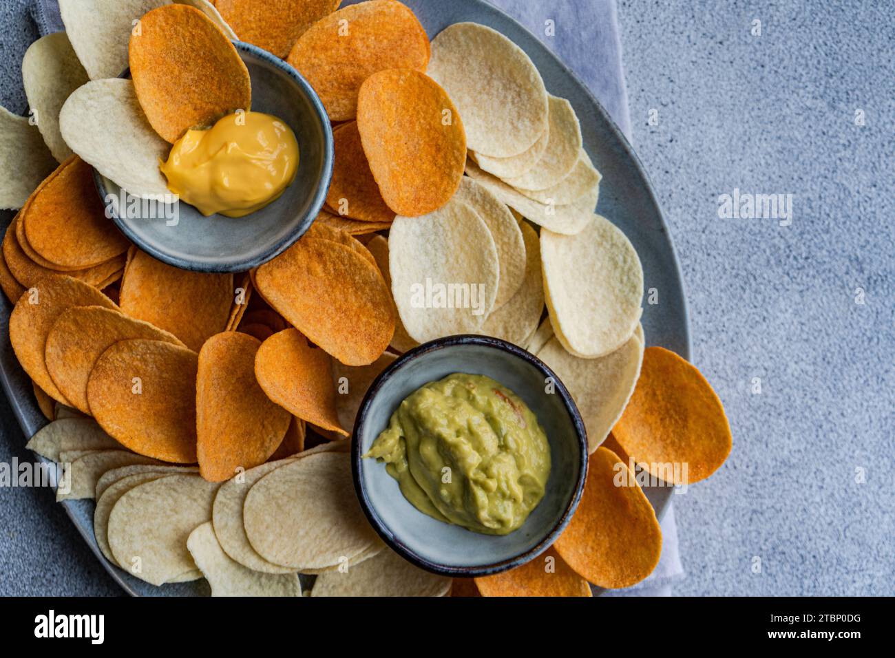 Leckere Kartoffelchips mit Saucen Stockfoto