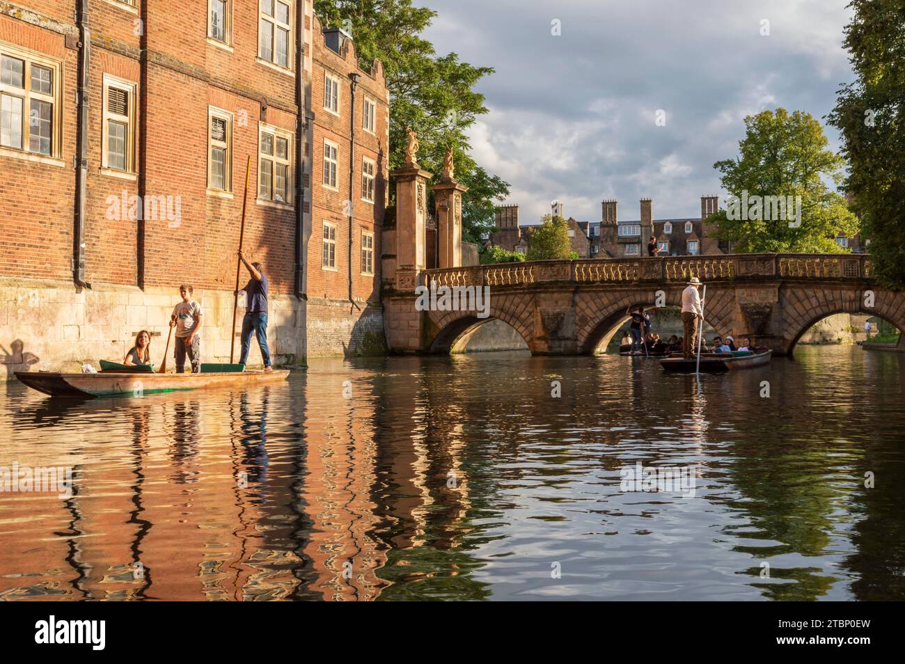 Punting auf dem Fluss Cam in der Universitätsstadt Cambridge, Cambridgeshire, England. Herbst (September) 2023. Stockfoto
