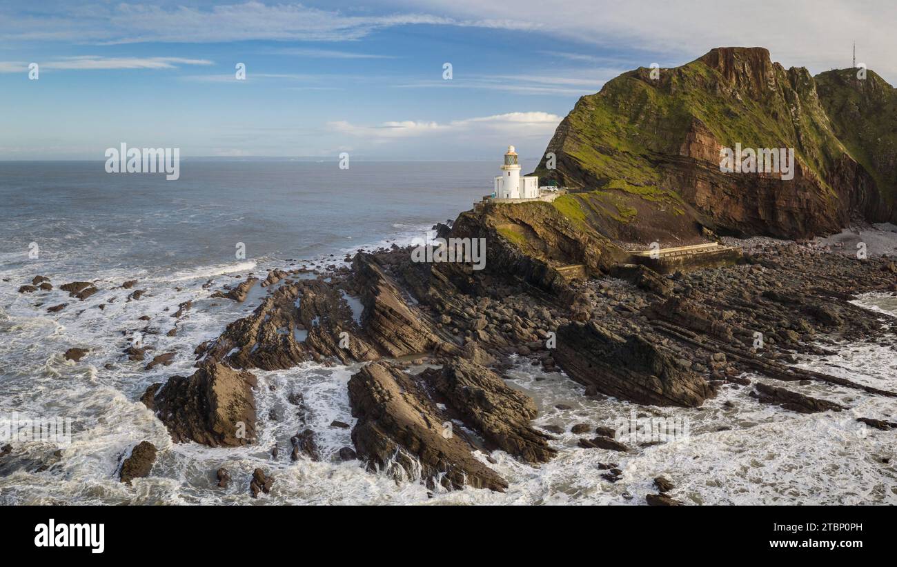 Hartland Point Lighthouse an der dramatischen Nordküste von Devon, England. Winter (Dezember) 2020. Stockfoto