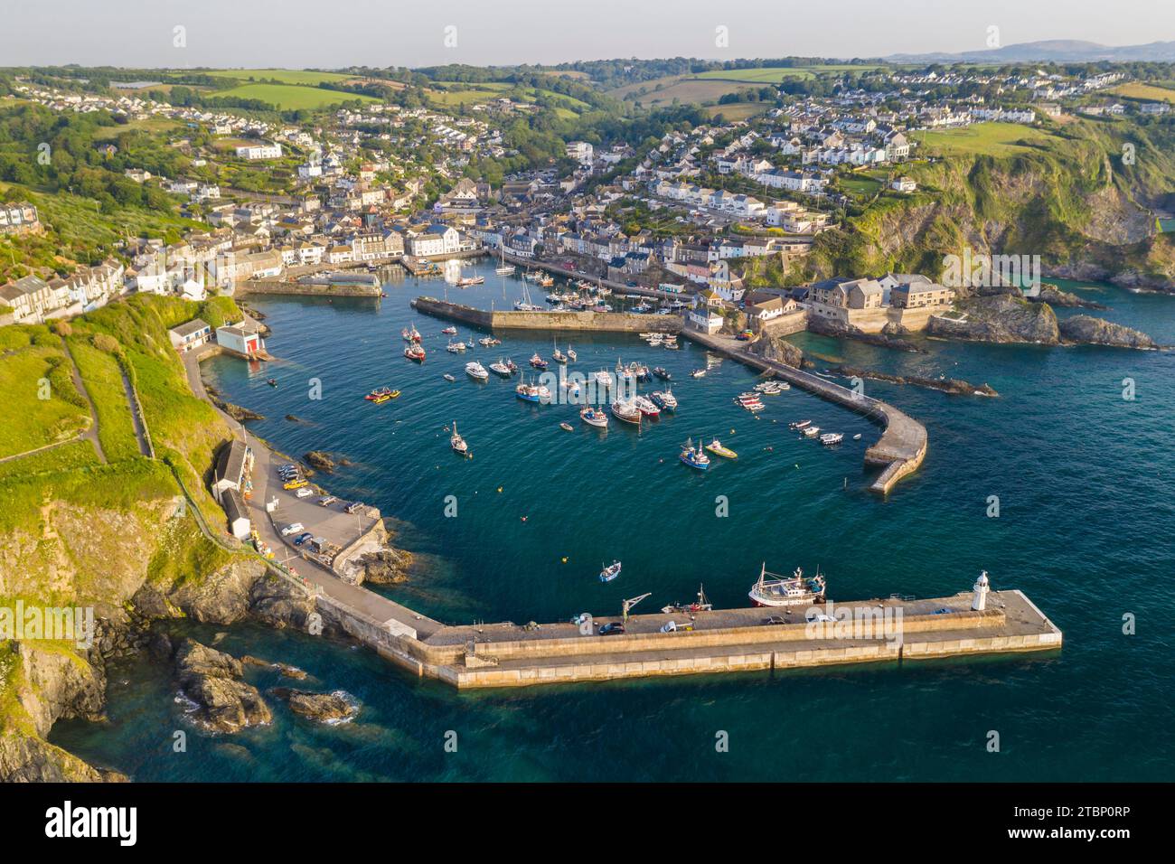 Aus der Vogelperspektive auf den Hafen von Mevagissey an einem sonnigen Sommermorgen, Cornwall, England. Sommer (Juni) 2022. Stockfoto