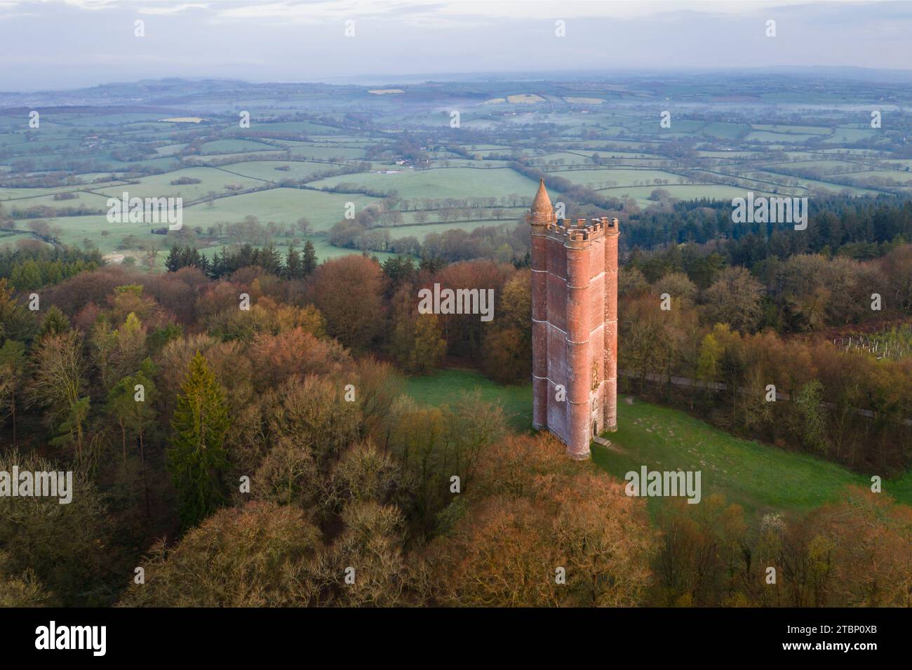 Luftaufnahme des King Alfred's Tower auf dem Stourhead Estate, Somerset, England. Frühjahr (April) 2023. Stockfoto