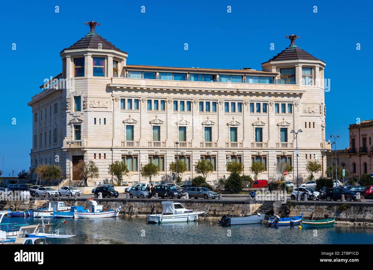 Syrakus, Sizilien, Italien - 16. Februar 2023: Palazzo delle Poste Palace mit Ortea Hotel Autograph auf der piazza delle Posta und Hafen von Syrakus Stockfoto