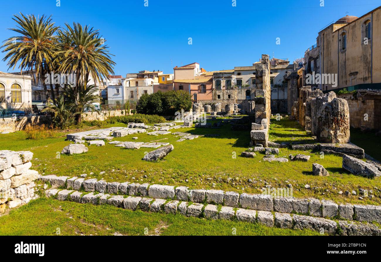 Syrakus, Sizilien, Italien - 16. Februar 2023: Tempel des Apollo Doric Ruinen und archäologische Stätte auf der alten Insel Ortigia der Altstadt Stockfoto