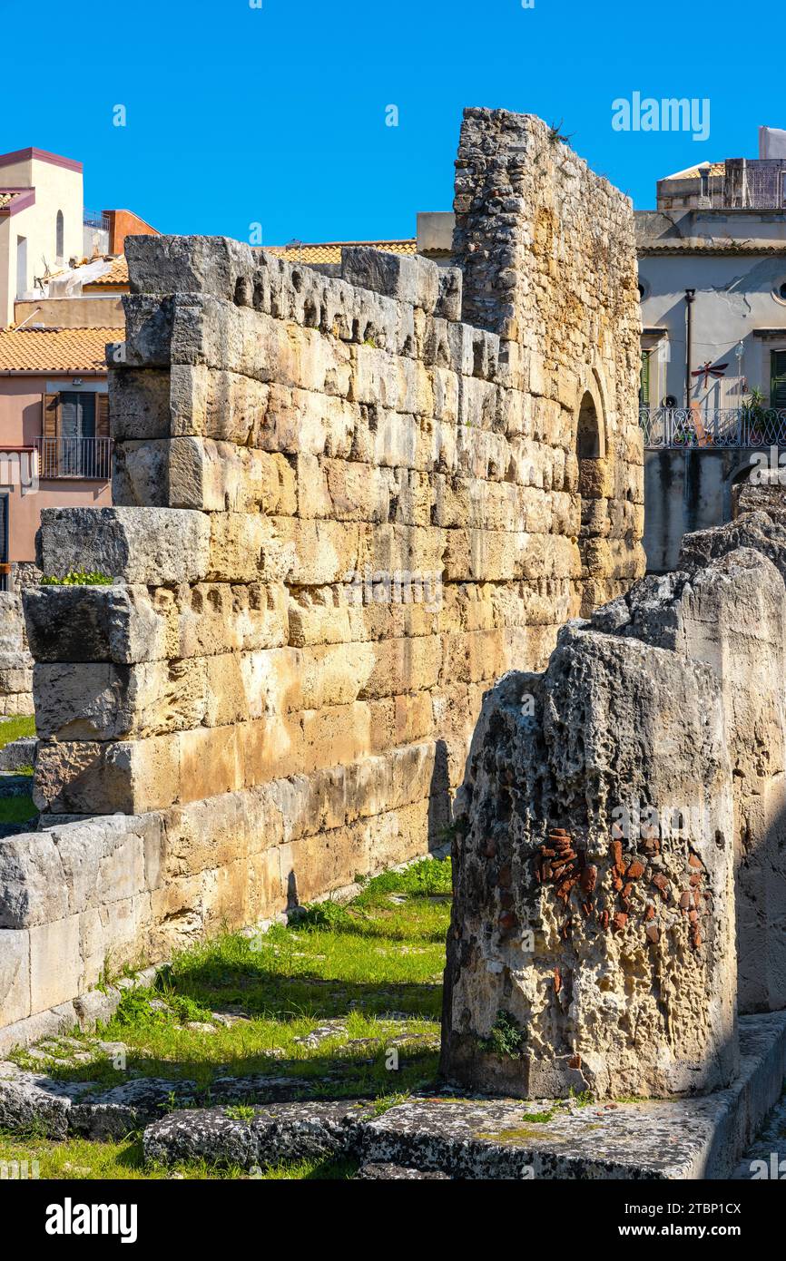 Syrakus, Sizilien, Italien - 16. Februar 2023: Tempel des Apollo Doric Ruinen und archäologische Stätte auf der alten Insel Ortigia der Altstadt Stockfoto