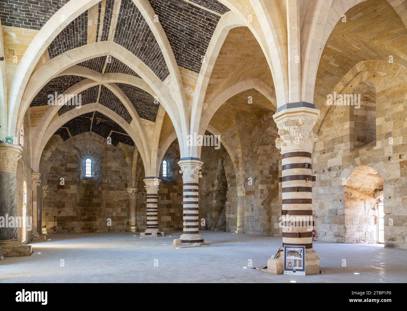 Syrakus, Sizilien, Italien - 16. Februar 2023: Interner Haupthalle der Festung Castello Maniace mit gerippten Kreuzgewölben, Kolonnaden und Bögen Stockfoto