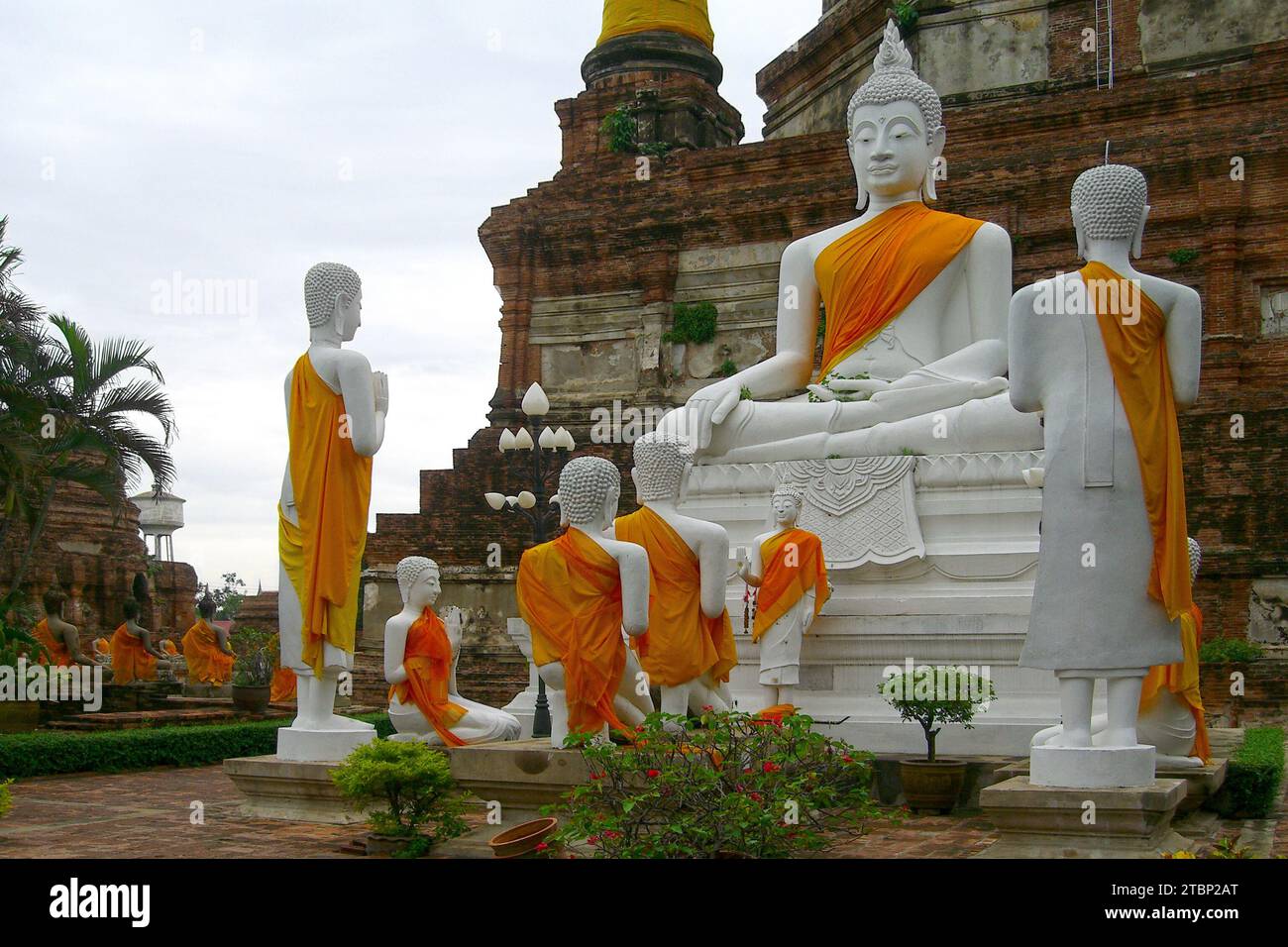 Gruppe von Statuen buddhistische Mönche versammelten sich um Buddha, um ihn im Wat Yai Chaimongkhon in Ayuthaya anzubeten. Stockfoto